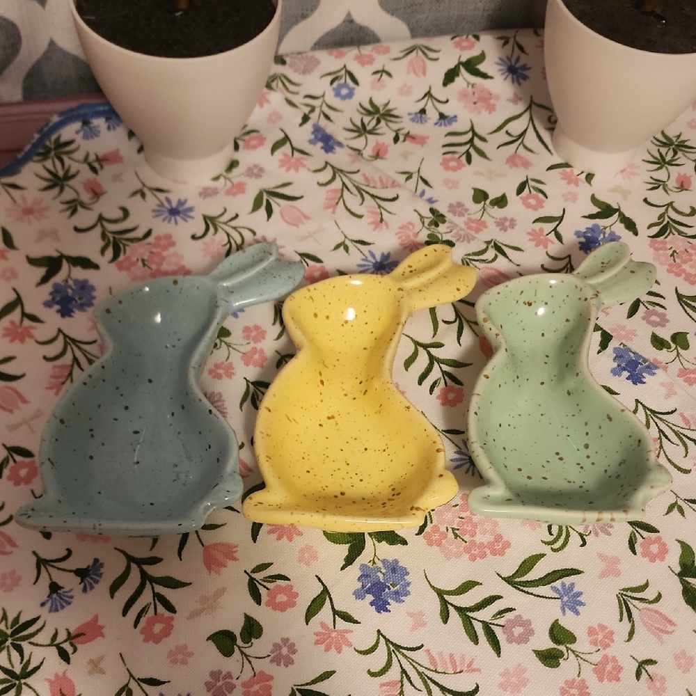 Mud Pie Speckled Bunny Dish in Light Blue